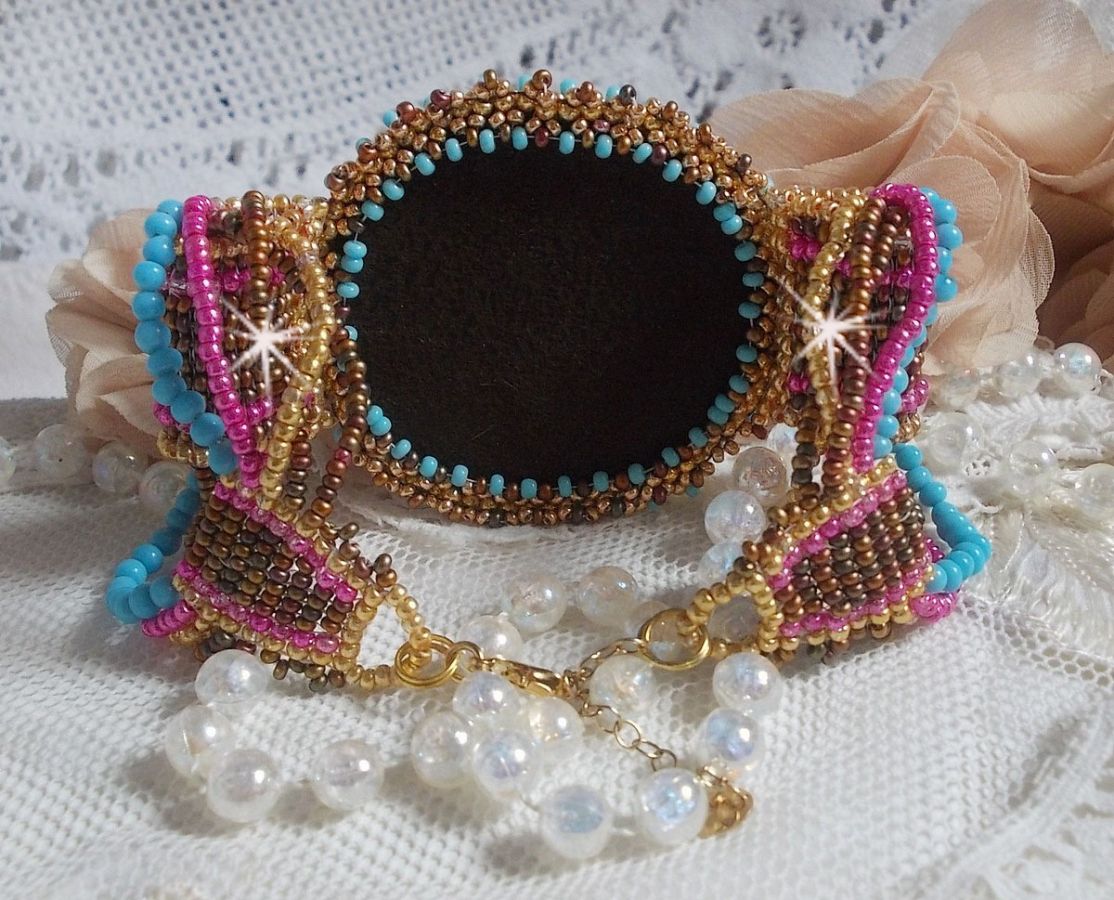 Bracelet Cheyenne manchette brod&eacute; avec une pierre de gemme, un rubis Fuchsite avec des rocailles Miyuki et des rocailles tch&egrave;ques.