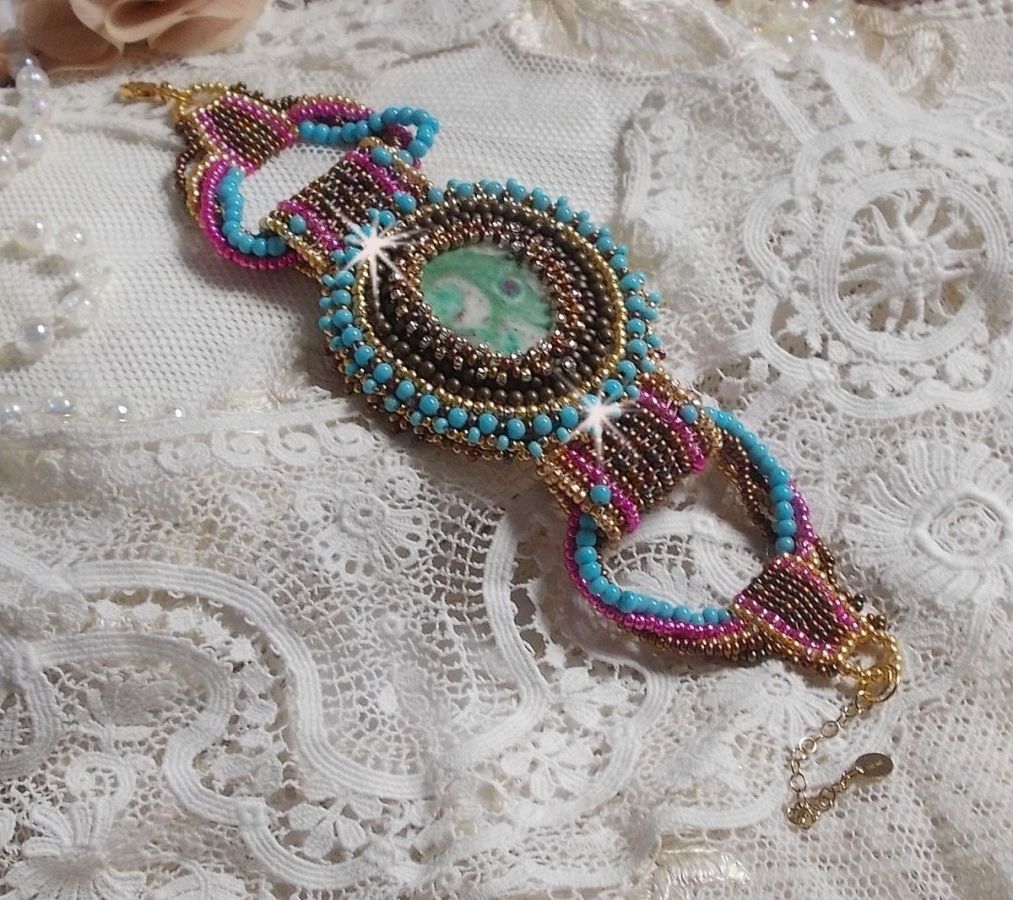 Bracelet Cheyenne manchette brod&eacute; avec une pierre de gemme, un rubis Fuchsite avec des rocailles Miyuki et des rocailles tch&egrave;ques.