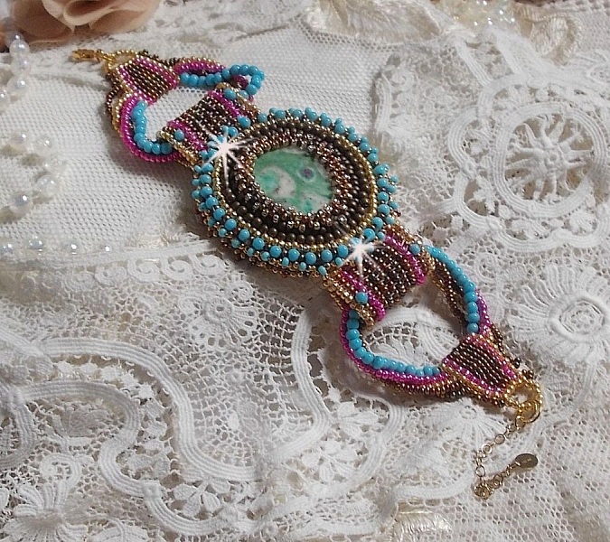 Bracelet Cheyenne manchette brod&eacute; avec une pierre de gemme, un rubis Fuchsite avec des rocailles Miyuki et des rocailles tch&egrave;ques.