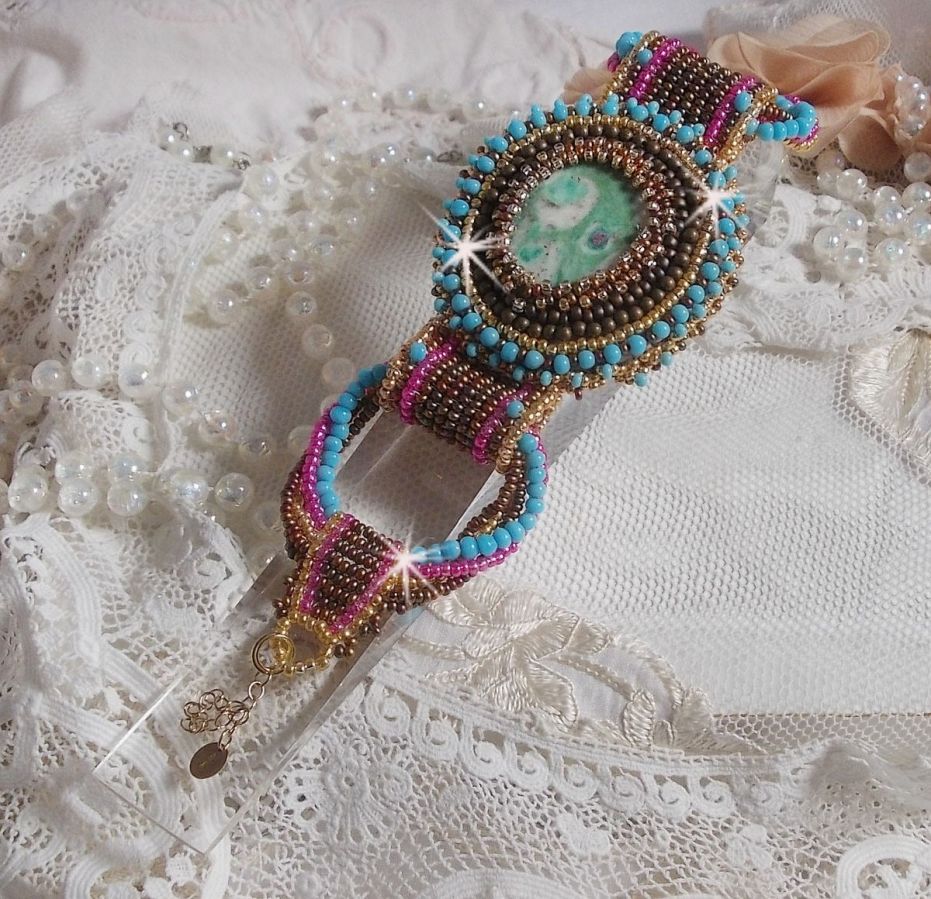 Bracelet Cheyenne manchette brod&eacute; avec une pierre de gemme, un rubis Fuchsite avec des rocailles Miyuki et des rocailles tch&egrave;ques.