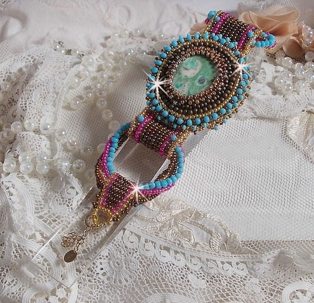 Bracelet Cheyenne manchette brod&eacute; avec une pierre de gemme, un rubis Fuchsite avec des rocailles Miyuki et des rocailles tch&egrave;ques.