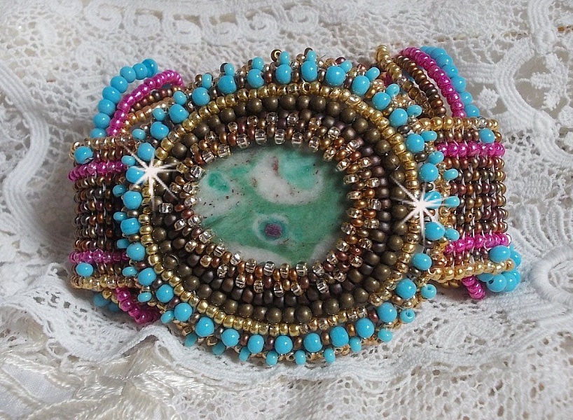 Bracelet Cheyenne manchette brod&eacute; avec une pierre de gemme, un rubis Fuchsite avec des rocailles Miyuki et des rocailles tch&egrave;ques.