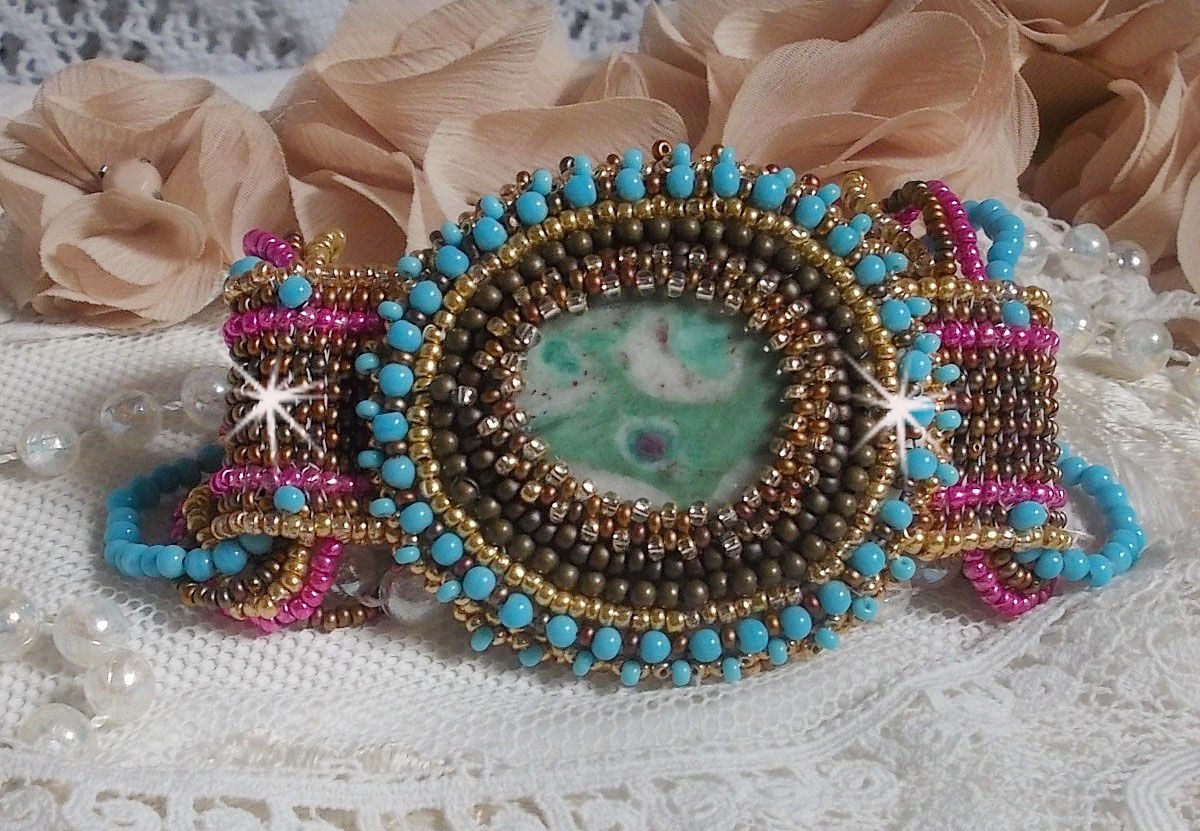 Bracelet Cheyenne manchette brod&eacute; avec une pierre de gemme, un rubis Fuchsite avec des rocailles Miyuki et des rocailles tch&egrave;ques.