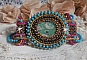 Bracelet Cheyenne manchette brod&eacute; avec une pierre de gemme, un rubis Fuchsite avec des rocailles Miyuki et des rocailles tch&egrave;ques.