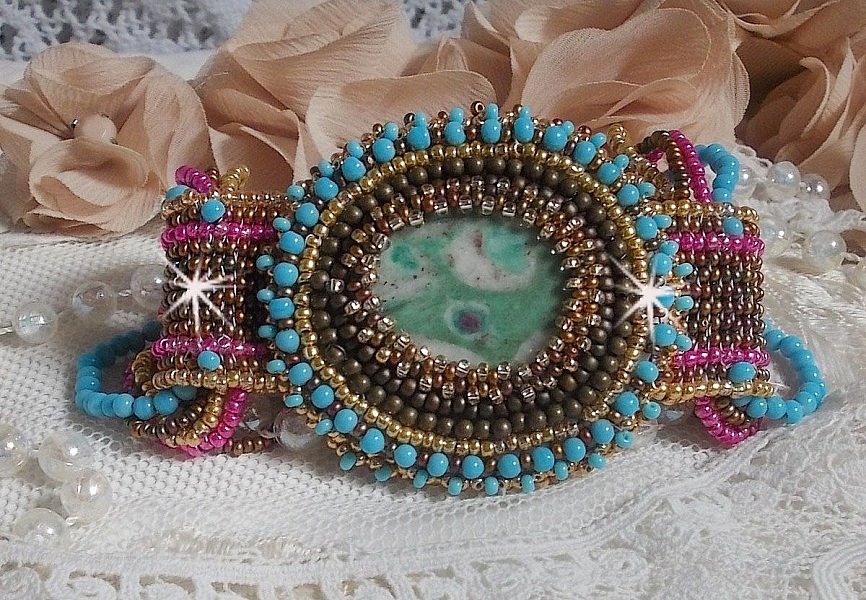 Bracelet Cheyenne manchette brod&eacute; avec une pierre de gemme, un rubis Fuchsite avec des rocailles Miyuki et des rocailles tch&egrave;ques.