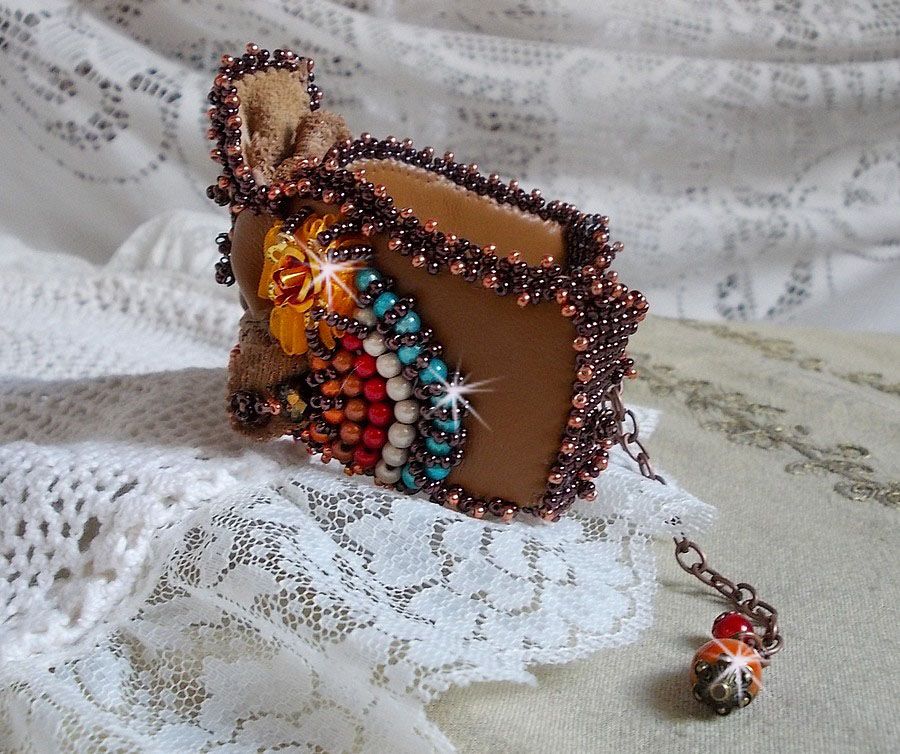 Bracelet Les R&ecirc;ves d'Acapulco manchette brod&eacute; sur du cuir vachette caramel avec des Cristaux de Swarovski, des perles magiques et des rocailles