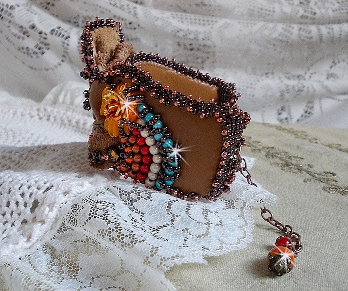 Bracelet Les R&ecirc;ves d'Acapulco manchette brod&eacute; sur du cuir vachette caramel avec des Cristaux de Swarovski, des perles magiques et des rocailles