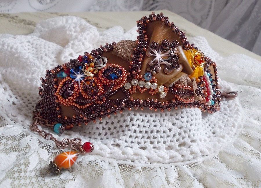 Bracelet Les R&ecirc;ves d'Acapulco manchette brod&eacute; sur du cuir vachette caramel avec des Cristaux de Swarovski, des perles magiques et des rocailles