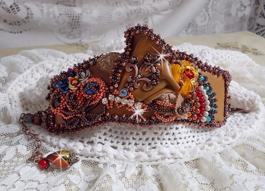 Bracelet Les R&ecirc;ves d'Acapulco manchette brod&eacute; sur du cuir vachette caramel avec des Cristaux de Swarovski, des perles magiques et des rocailles