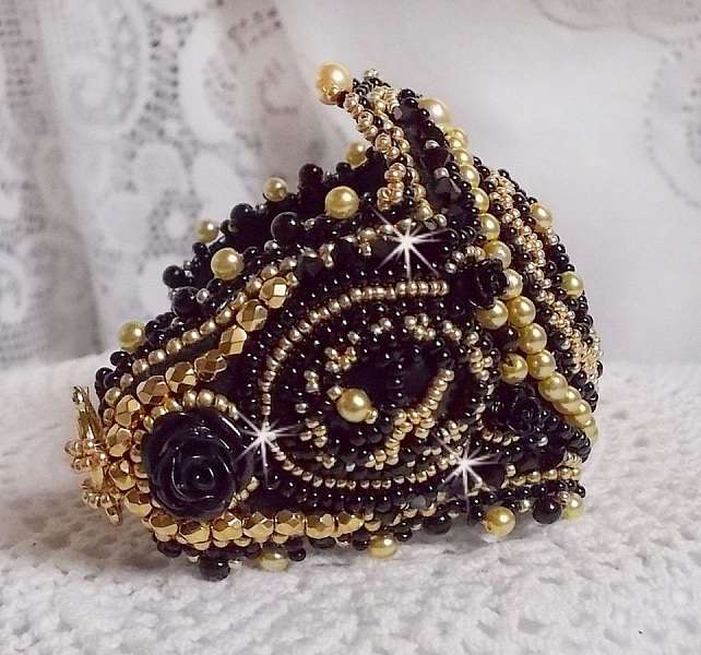 Bracelet Cl&eacute;op&acirc;tra manchette Haute-Couture brod&eacute; avec onyx noir, Cristaux de Swarovski et rocailles verres