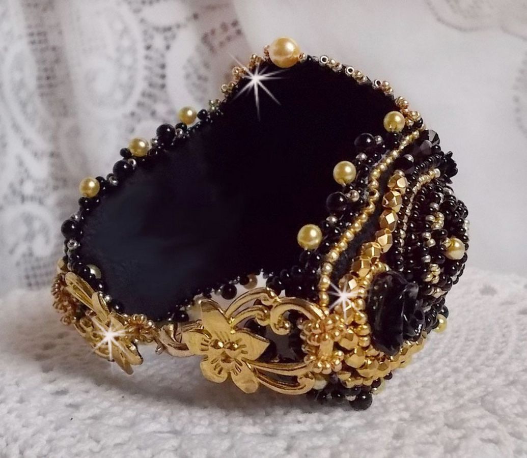 Bracelet Cl&eacute;op&acirc;tra manchette Haute-Couture brod&eacute; avec onyx noir, Cristaux de Swarovski et rocailles verres