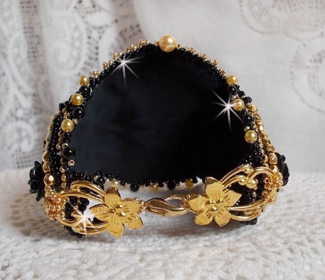 Bracelet Cl&eacute;op&acirc;tra manchette Haute-Couture brod&eacute; avec onyx noir, Cristaux de Swarovski et rocailles verres