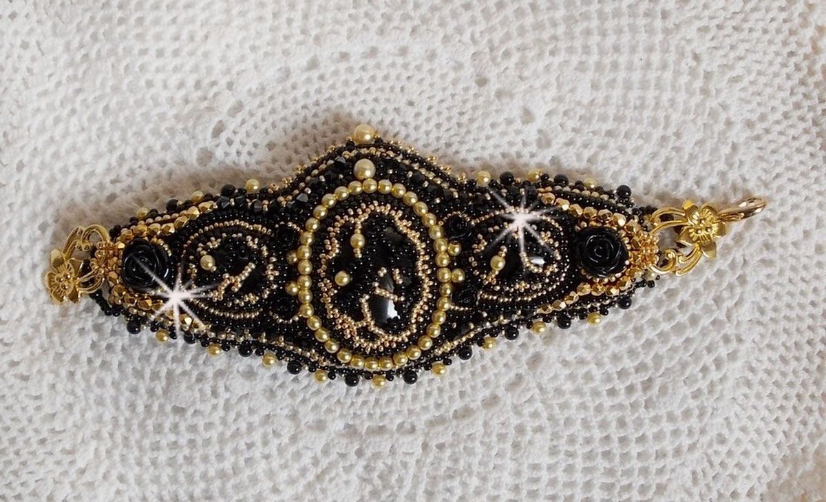 Bracelet Cl&eacute;op&acirc;tra manchette Haute-Couture brod&eacute; avec onyx noir, Cristaux de Swarovski et rocailles verres