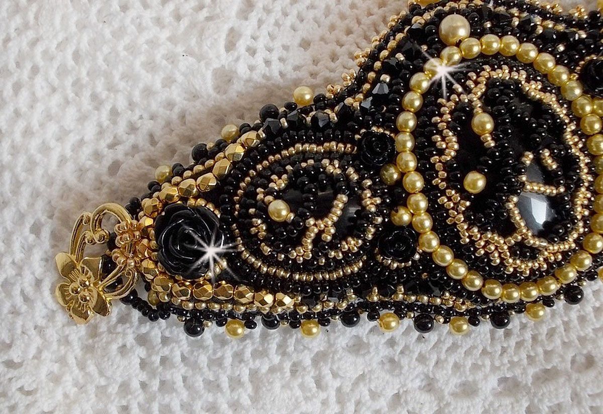 Bracelet Cl&eacute;op&acirc;tra manchette Haute-Couture brod&eacute; avec onyx noir, Cristaux de Swarovski et rocailles verres
