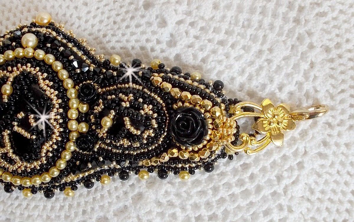 Bracelet Cl&eacute;op&acirc;tra manchette Haute-Couture brod&eacute; avec onyx noir, Cristaux de Swarovski et rocailles verres