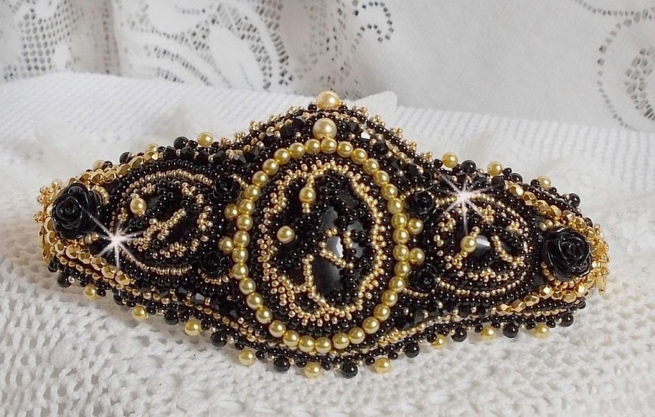 Bracelet Cl&eacute;op&acirc;tra manchette Haute-Couture brod&eacute; avec onyx noir, Cristaux de Swarovski et rocailles verres