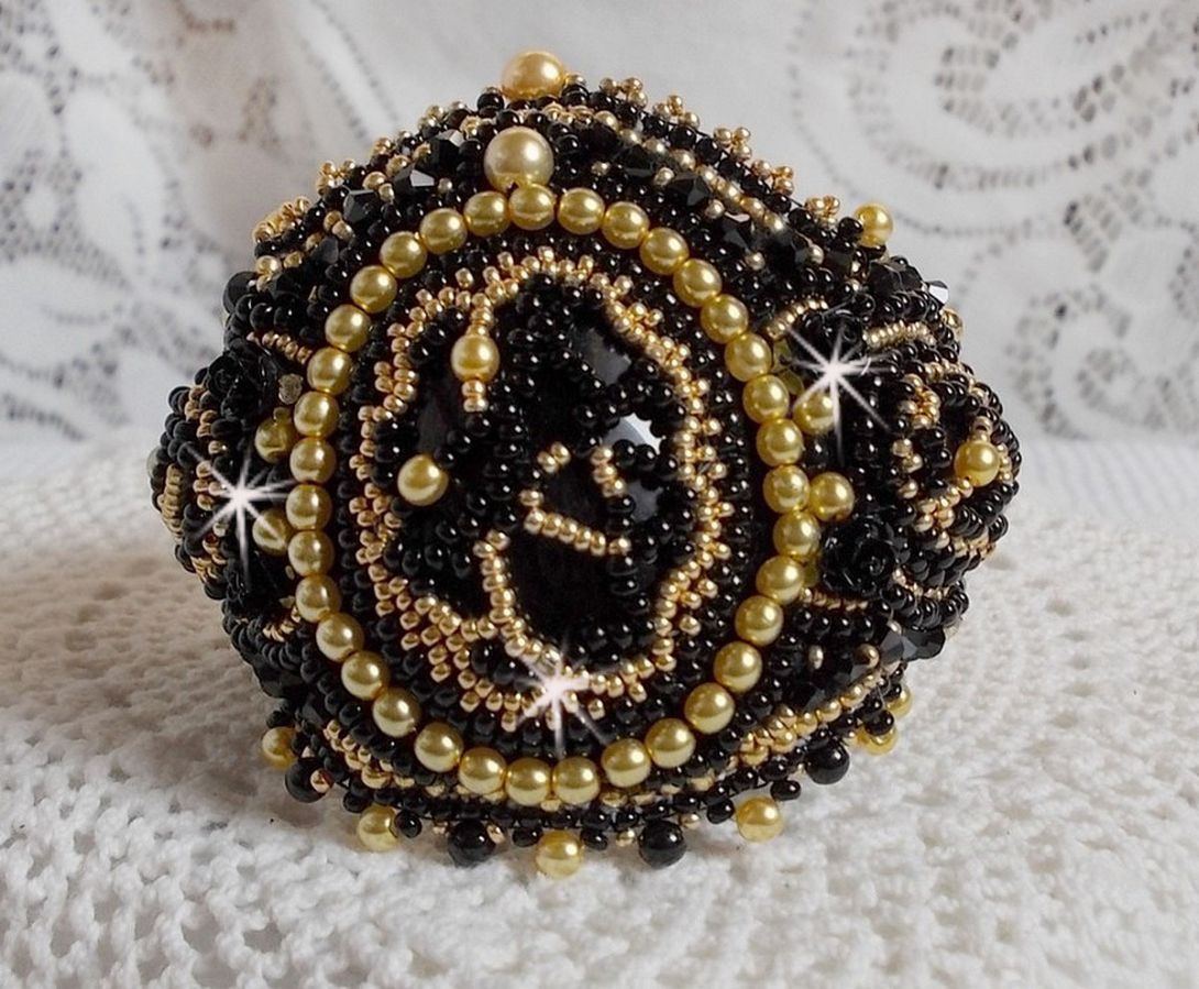 Bracelet Cl&eacute;op&acirc;tra manchette Haute-Couture brod&eacute; avec onyx noir, Cristaux de Swarovski et rocailles verres
