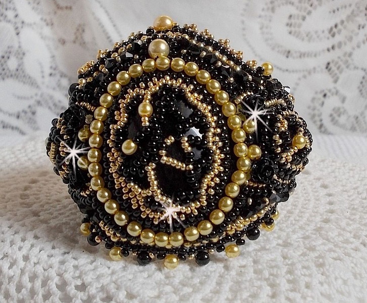 Bracelet Cl&eacute;op&acirc;tra manchette Haute-Couture brod&eacute; avec onyx noir, Cristaux de Swarovski et rocailles verres
