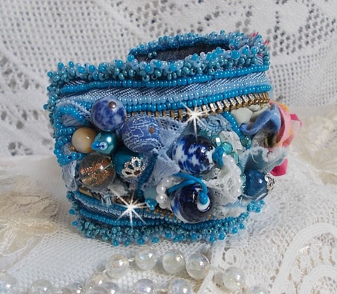 Bracelet manchette Far West en jean, perles et pierres gemmes.