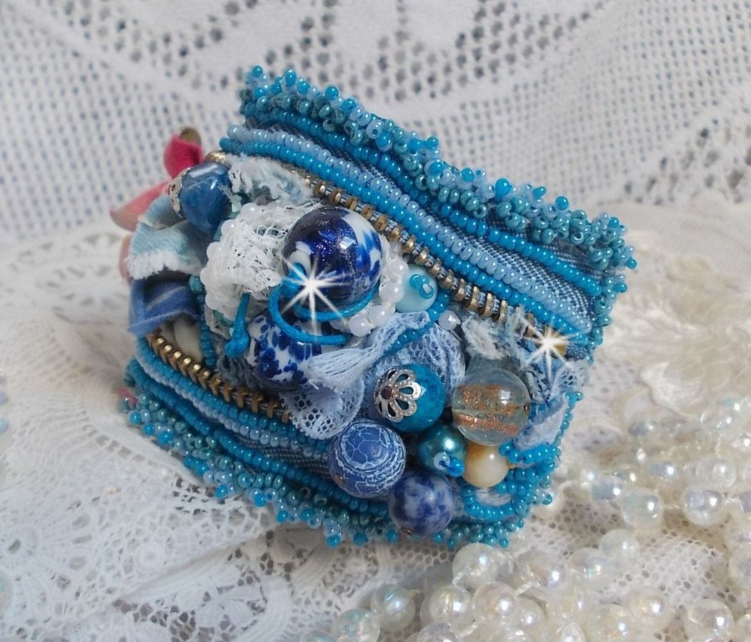 Bracelet manchette brodé en jean, perles de gemmes et dentelle.
