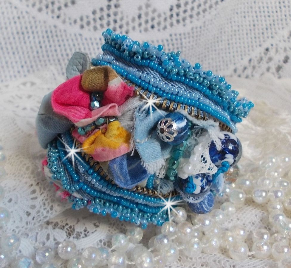 Bracelet manchette Far West brodé en jean et perles gemmes.