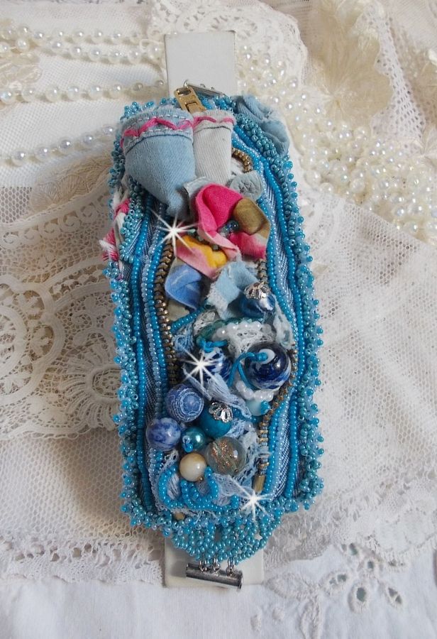 Bracelet manchette Far West en jean, perles et pierres gemmes.