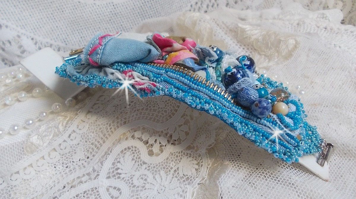 Bracelet manchette Far West en jean, perles et pierres gemmes.