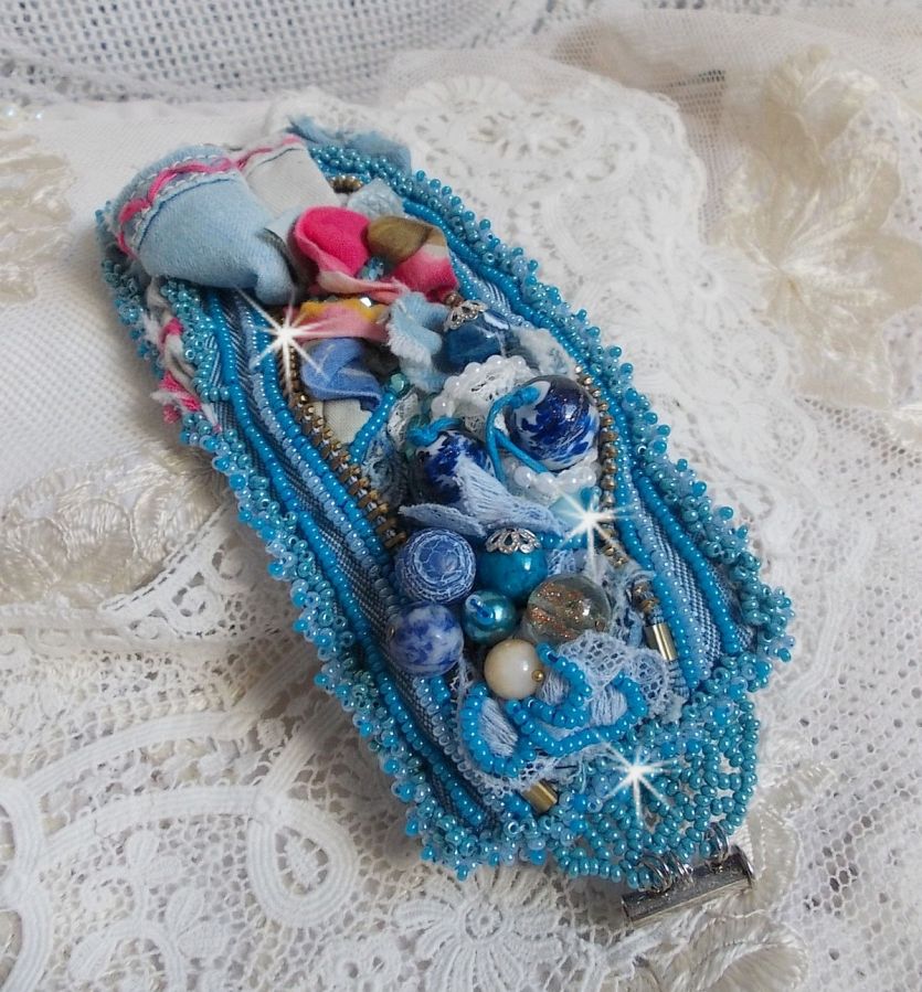 Bracelet manchette brodé en jean, perles de gemmes et rocailles.