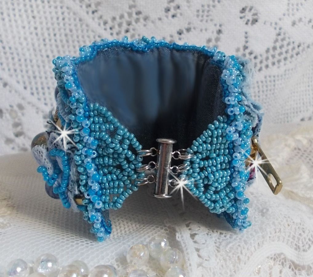 Bracelet manchette Far West brodé en jean et perles bleues.