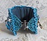 Bracelet manchette Far West brodé en jean et perles bleues.