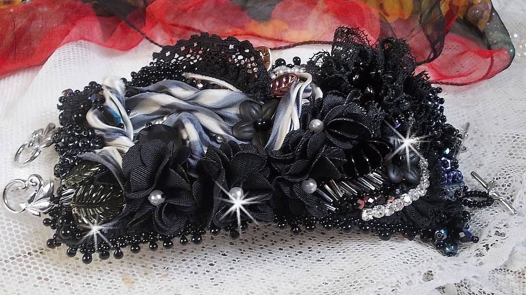 Bracelet manchette F&eacute;erie Black avec une soie grise, blanche et noir.