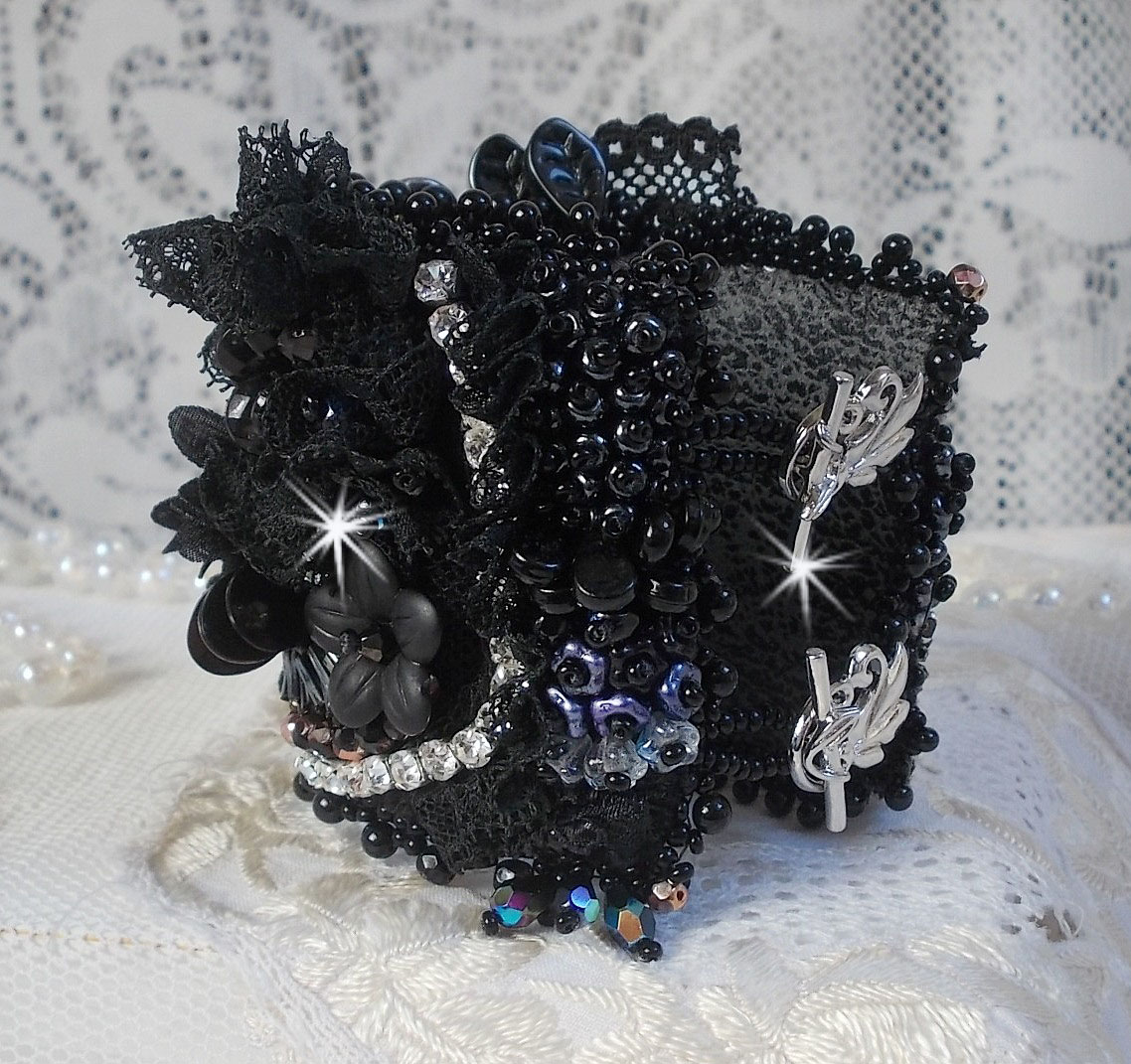Bracelet manchette F&eacute;erie Black avec une soie grise, blanche et noir.