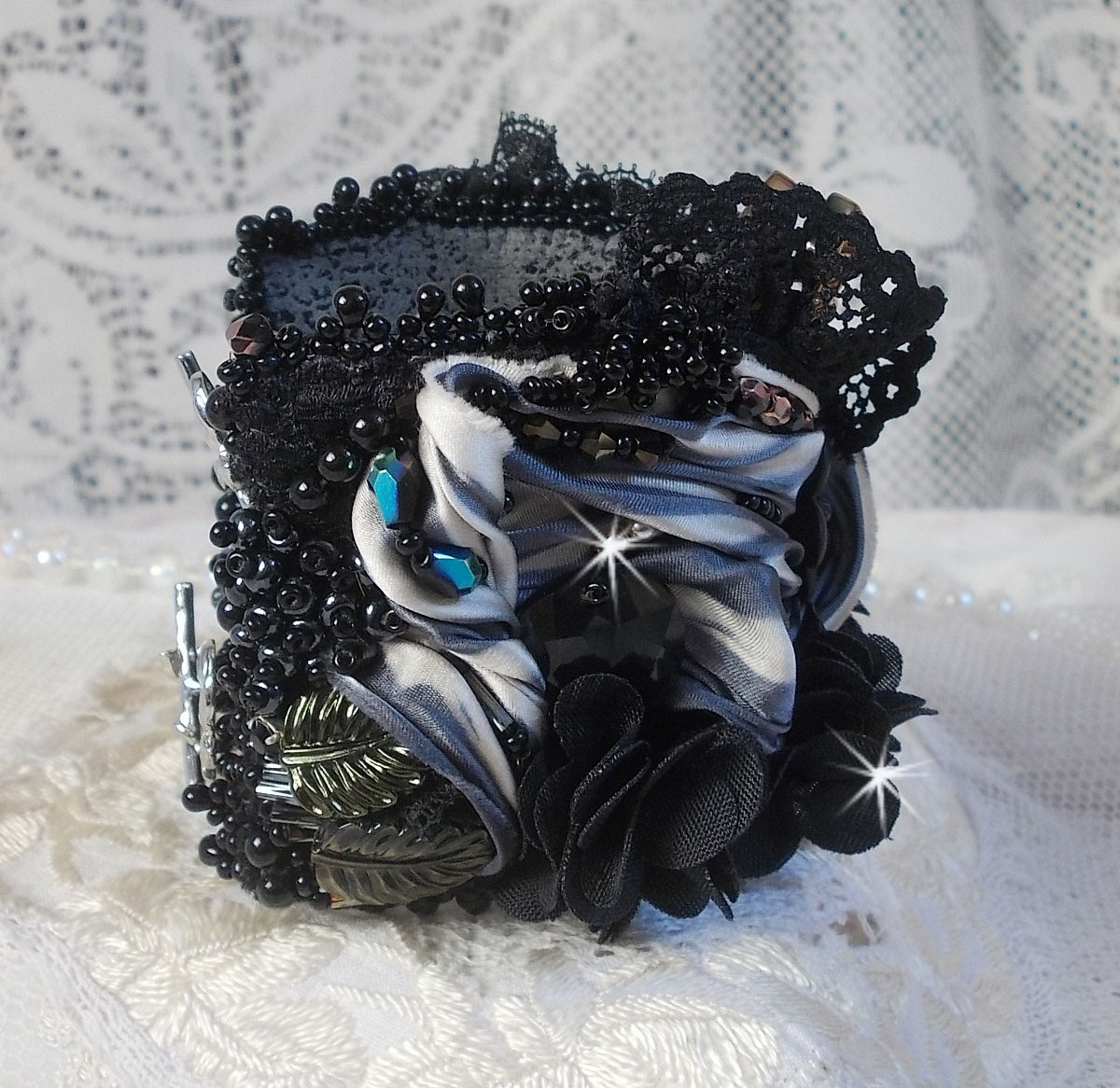Bracelet manchette F&eacute;erie Black avec une soie grise, blanche et noir.