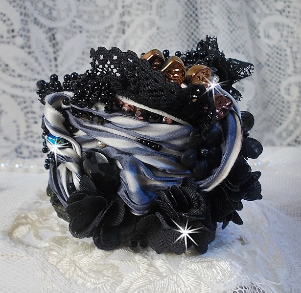 Bracelet manchette F&eacute;erie Black avec une soie grise, blanche et noir.