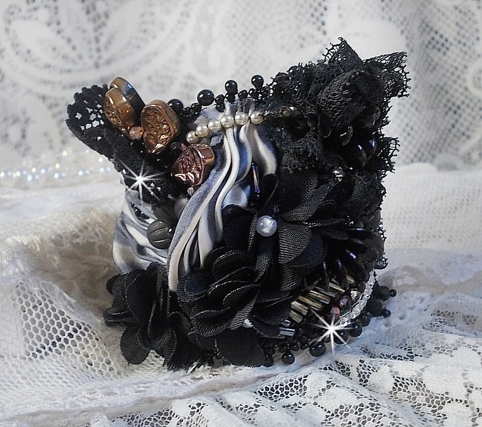 Bracelet manchette F&eacute;erie Black avec une soie grise, blanche et noir.