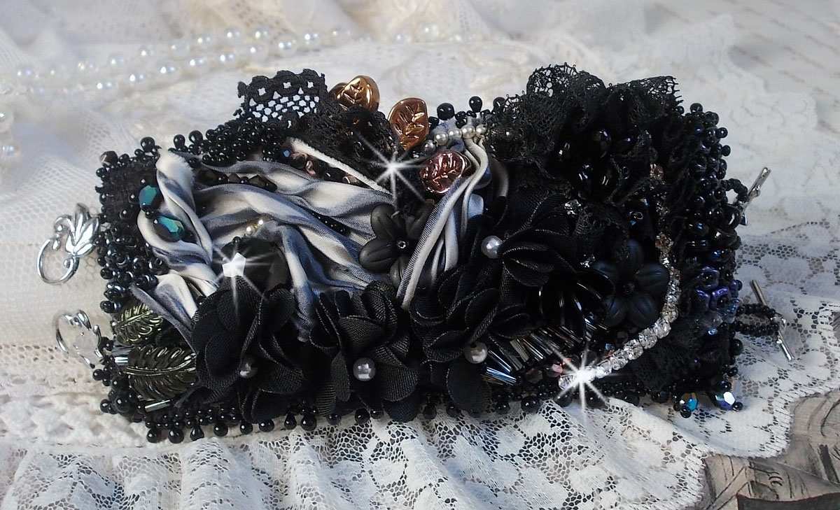 Bracelet manchette F&eacute;erie Black avec une soie grise, blanche et noir.