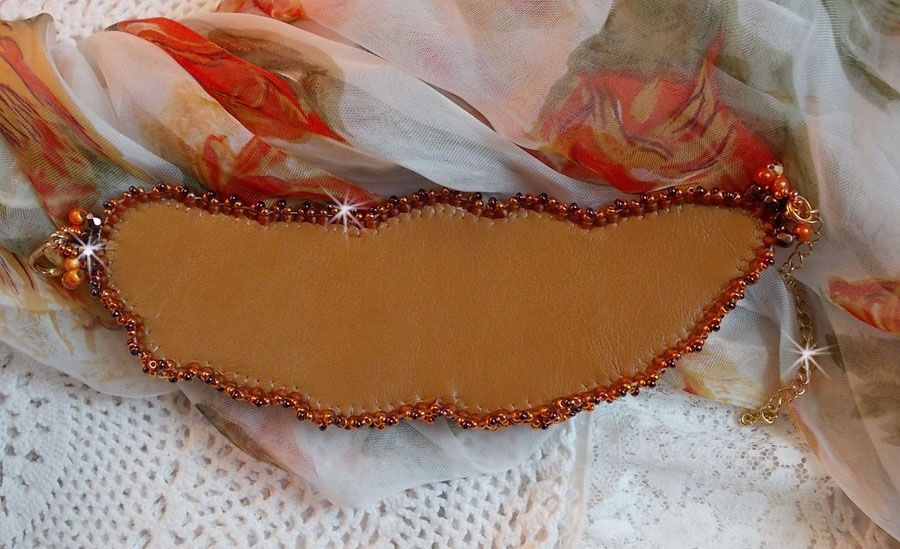 Bracelet Lady in Orange manchette Haute Couture brod&eacute; sur cuir avec cabochons en cristal, facettes, gouttes, perles nacr&eacute;es, rocailles aux couleurs Orange, Jaune, Or, Marron pour un style contemporain
