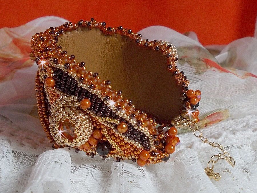 Bracelet Lady in Orange manchette Haute Couture brod&eacute; sur cuir avec cabochons en cristal, facettes, gouttes, perles nacr&eacute;es, rocailles aux couleurs Orange, Jaune, Or, Marron pour un style contemporain