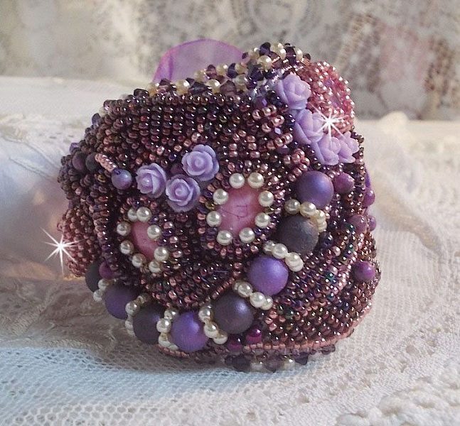 Bracelet Chinese Purple Stone manchette brod&eacute; de pierres fine : les Sugilites, des Cristaux de Swarovski, des rocailles et un ruban Organza Violet