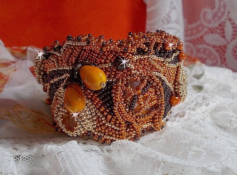 Bracelet Lady in Orange manchette Haute Couture brod&eacute; sur cuir avec cabochons en cristal, facettes, gouttes, perles nacr&eacute;es, rocailles aux couleurs Orange, Jaune, Or, Marron pour un style contemporain
