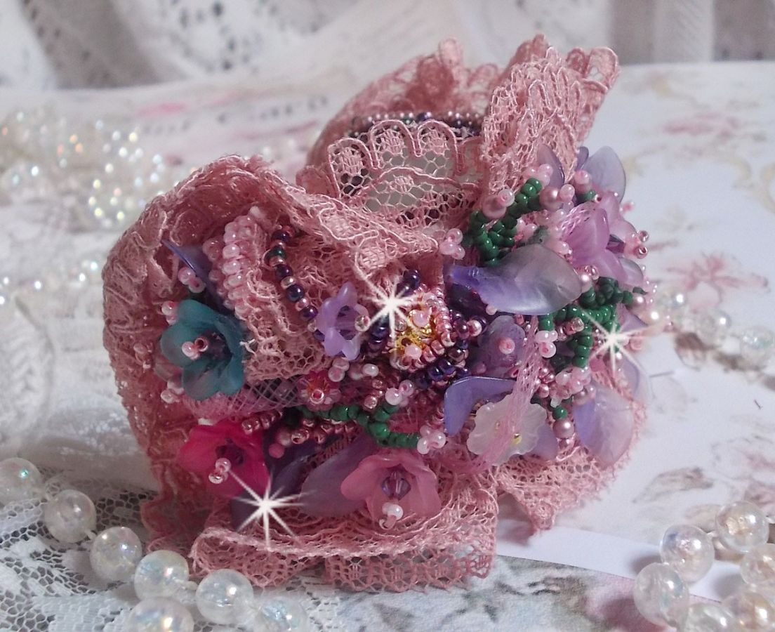 Bracelet Jardin Po&eacute;tique manchette brod&eacute; avec dentelle Vieux Rose, r&eacute;sille tubulaire, cristaux, fleurs et feuilles Lucites, fleurs givr&eacute;es R&eacute;sine, facettes, rocailles et perles rondes en Nacre