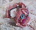 Bracelet Jardin Po&eacute;tique manchette brod&eacute; avec dentelle Vieux Rose, r&eacute;sille tubulaire, cristaux, fleurs et feuilles Lucites, fleurs givr&eacute;es R&eacute;sine, facettes, rocailles et perles rondes en Nacre