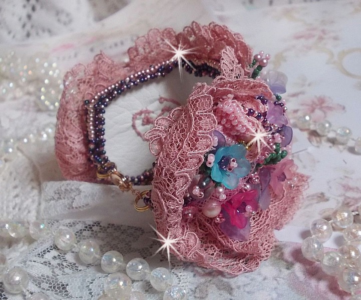 Bracelet Jardin Po&eacute;tique manchette brod&eacute; avec dentelle Vieux Rose, r&eacute;sille tubulaire, cristaux, fleurs et feuilles Lucites, fleurs givr&eacute;es R&eacute;sine, facettes, rocailles et perles rondes en Nacre