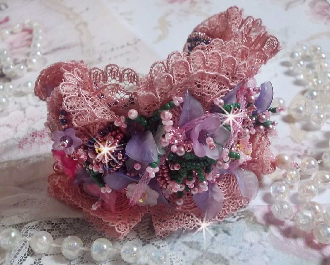 Bracelet Jardin Po&eacute;tique manchette brod&eacute; avec dentelle Vieux Rose, r&eacute;sille tubulaire, cristaux, fleurs et feuilles Lucites, fleurs givr&eacute;es R&eacute;sine, facettes, rocailles et perles rondes en Nacre