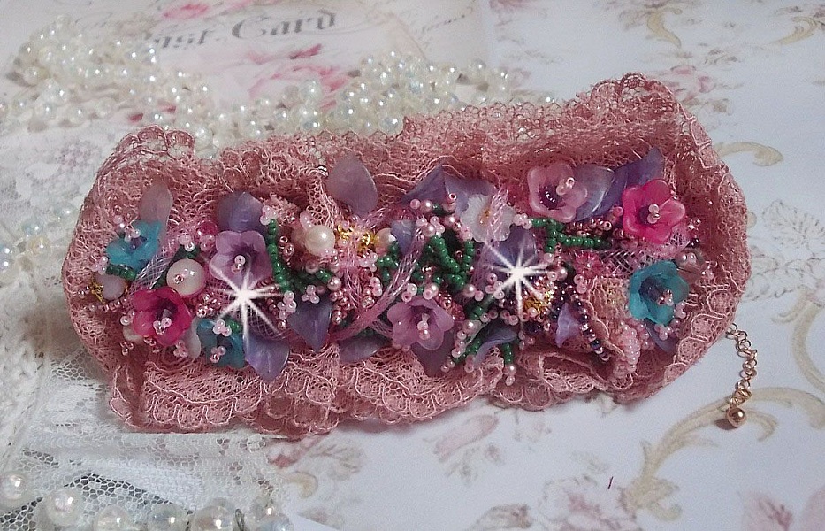 Bracelet Jardin Po&eacute;tique manchette brod&eacute; avec dentelle Vieux Rose, r&eacute;sille tubulaire, cristaux, fleurs et feuilles Lucites, fleurs givr&eacute;es R&eacute;sine, facettes, rocailles et perles rondes en Nacre