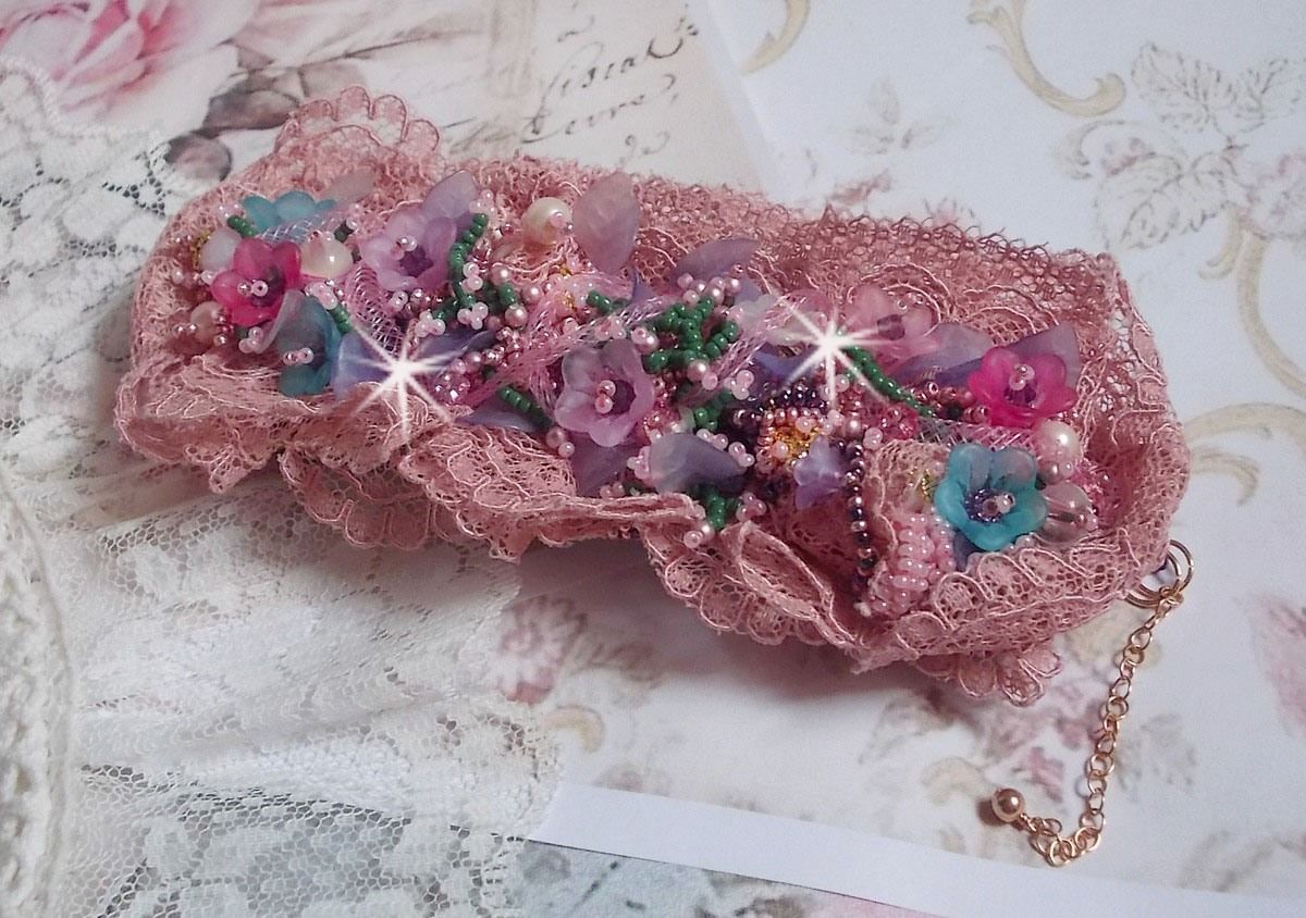 Bracelet Jardin Po&eacute;tique manchette brod&eacute; avec dentelle Vieux Rose, r&eacute;sille tubulaire, cristaux, fleurs et feuilles Lucites, fleurs givr&eacute;es R&eacute;sine, facettes, rocailles et perles rondes en Nacre