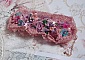 Bracelet Jardin Po&eacute;tique manchette brod&eacute; avec dentelle Vieux Rose, r&eacute;sille tubulaire, cristaux, fleurs et feuilles Lucites, fleurs givr&eacute;es R&eacute;sine, facettes, rocailles et perles rondes en Nacre