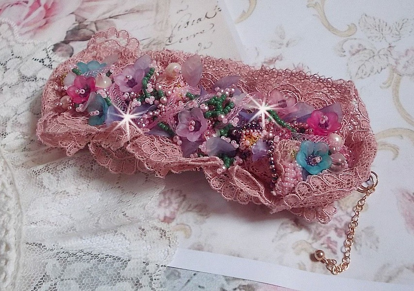 Bracelet Jardin Po&eacute;tique manchette brod&eacute; avec dentelle Vieux Rose, r&eacute;sille tubulaire, cristaux, fleurs et feuilles Lucites, fleurs givr&eacute;es R&eacute;sine, facettes, rocailles et perles rondes en Nacre