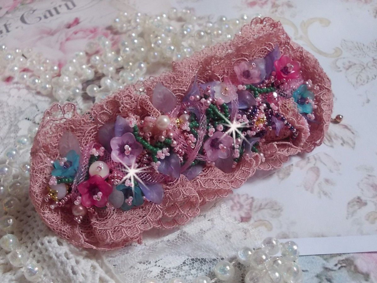 Bracelet Jardin Po&eacute;tique manchette brod&eacute; avec dentelle Vieux Rose, r&eacute;sille tubulaire, cristaux, fleurs et feuilles Lucites, fleurs givr&eacute;es R&eacute;sine, facettes, rocailles et perles rondes en Nacre