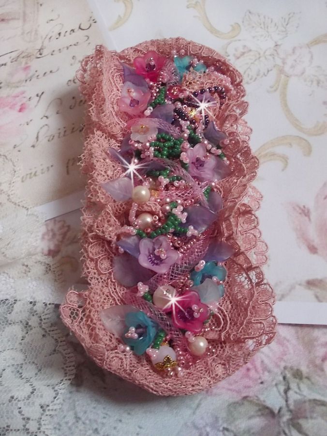Bracelet Jardin Po&eacute;tique manchette brod&eacute; avec dentelle Vieux Rose, r&eacute;sille tubulaire, cristaux, fleurs et feuilles Lucites, fleurs givr&eacute;es R&eacute;sine, facettes, rocailles et perles rondes en Nacre